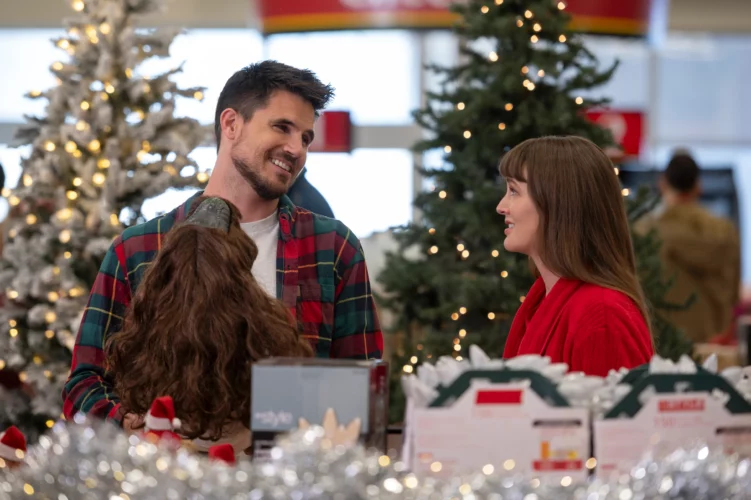 EXmas Robbie Amell Leighton Meester