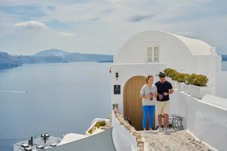 Katerina Konstas as Alex and Yannis Tsimitselis as Mike in Love's Greek to Me