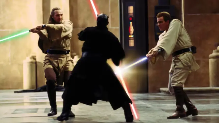 How Did Qui-Gon Jinn Identify Darth Maul as a Sith, Given That Red Lightsabers Aren't Exclusive to Them